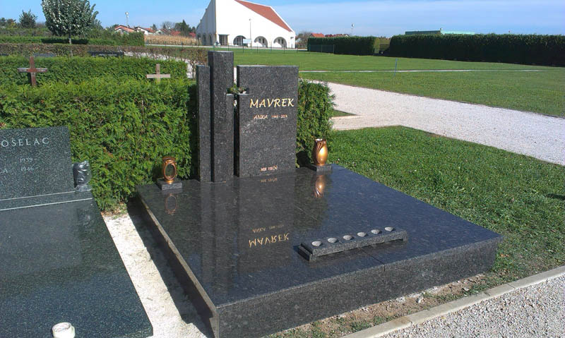 Spomenik Klesarstvo Bregović na groblju Varaždin